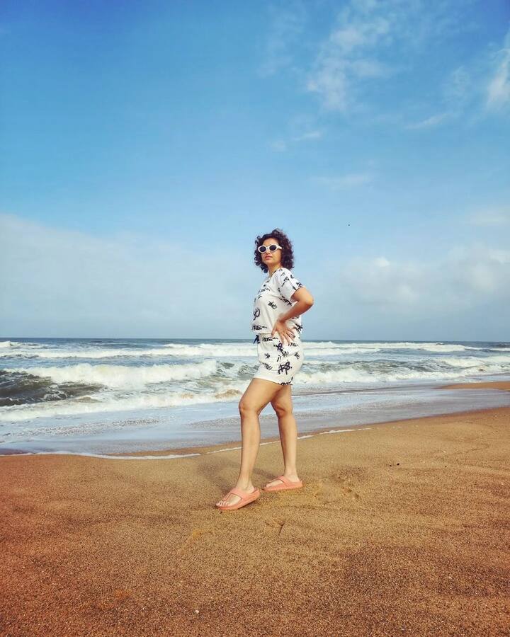 క్యాన్సర్ ని జయించిన తర్వాత సోషల్ మీడియాలో ఫుల్ యాక్టివ్ గా ఉంటోంది హంసా నందిని.  Image Credit: Hamsa Nandini/ Instagram