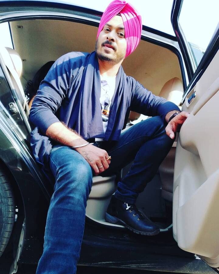 'आदत से मजबूर' और 'कुलदीपक' जैसे टीवी शो में नजर आ चुके मनमीत अपने नवी मुंबई स्थित घर पर मृत पाए गए थे. 2020 में उन्होंने खुदकुशी कर ली थी. जिसके बाद पुलिस जांच में ये खुलासा हुआ कि एक्टर ने काफी कर्ज ले रखा था जिसके कारण वो परेशान रहते थे.