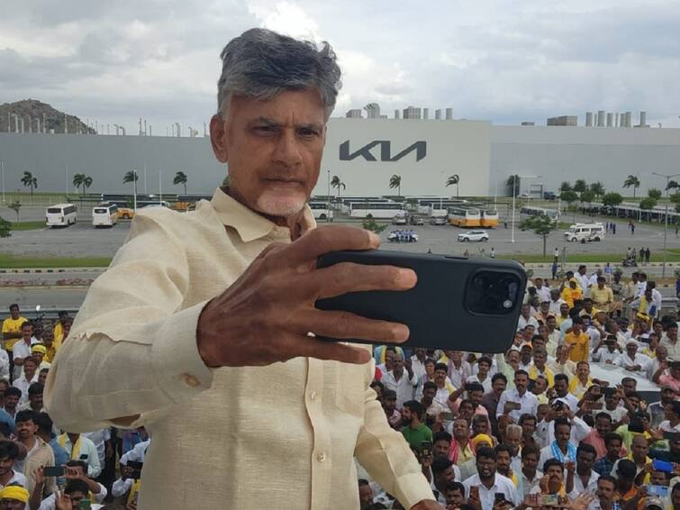 Chandrababu poses selfi before Kia motors plant in Anantapur district, challenges CM Jagan Chandrababu: కరవుసీమలో సిరులు, కియా ప్లాంట్ వద్ద చంద్రబాబు సెల్ఫీ - వైసీపీకి ఛాలెంజ్