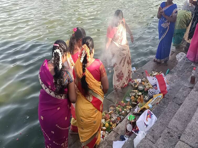 Thiruvarur district aadi peruku kamalalyam tank celebration TNN ஆடிப்பெருக்கு: திருவாரூர் கமலாலய கரையில் பெண்கள் உற்சாக வழிபாடு