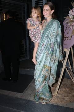 एक्स हसबैंड की बेटी की सगाई में ब्वॉयफ्रेंड और बेटी को लेकर पहुंचीं ये एक्ट्रेस, बैकलेस ब्लाउज है चर्चा में, देखें तस्वीरें