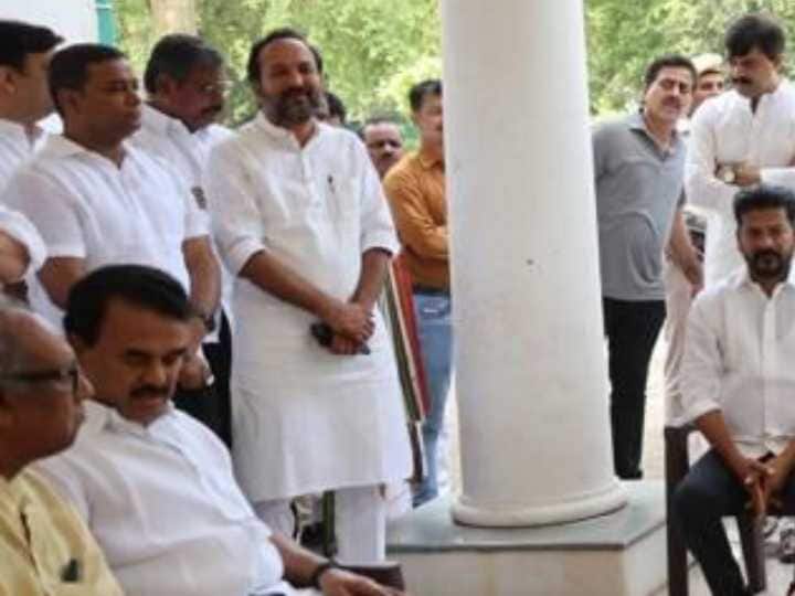 खरगे ने कहा, ''पूर्व मंत्री जुपल्ली कृष्णा राव, पूर्व विधायक गुरुनाथ रेड्डी, केआर नागराजू और अन्य जमीनी स्तर के नेताओं का कांग्रेस पार्टी में प्रवेश राज्य में सच्चा सामाजिक कल्याण प्रदान करने के हमारे प्रयास को और मजबूत करेगा.''