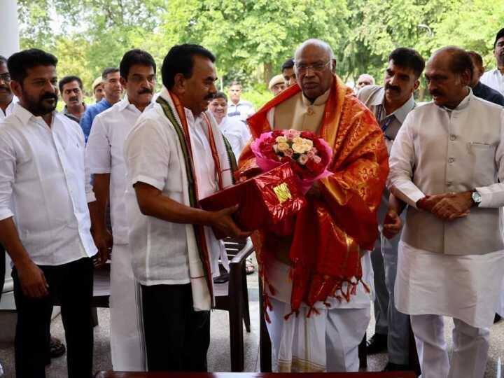 Telangana Politics: तेलंगाना की भारत राष्ट्र समिति की सरकार में मंत्री रहे जुपल्ली कृष्ण राव, पूर्व विधायक गुरुनाथ रेड्डी और प्रदेश के कुछ अन्य नेता गुरुवार (3 अगस्त) को कांग्रेस में शामिल हो गए.