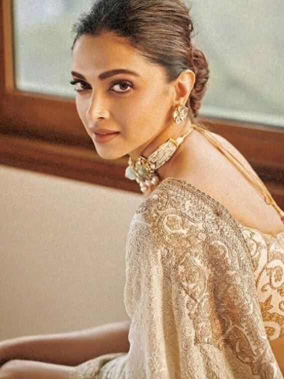 सिंपल साड़ी में भी खूबसूरत लगने के लिए ये लुक करें ट्राई