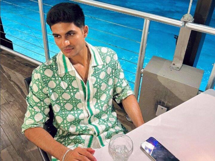 शुभमन गिल ने भी अपने इंस्टाग्राम अकाउंट पर एक तस्वीर शेयर की है. इसमें वे अकेले नजर आ रहे हैं. शुभमन की इस फोटो को 10 लाख से ज्यादा फैंस ने लाइक किया है. वहीं कई फैंस ने दिलचस्प कमेंट भी किए हैं. इंस्टाग्राम यूजर शिवांश गुप्ता ने लिखा, भाई तेरा ये लुक सारा इंडिया पसंद करता है.