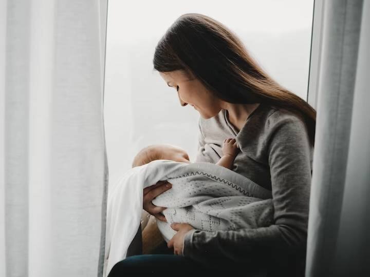 World Breastfeeding Week 2023 Five common breastfeeding myths you should be aware of World Breastfeeding Week 2023: ब्रेस्टफीडिंग से जुड़े पांच ऐसे मिथ, जिन्हें सच समझकर महिलाएं कर बैठती हैं ये गलतियां