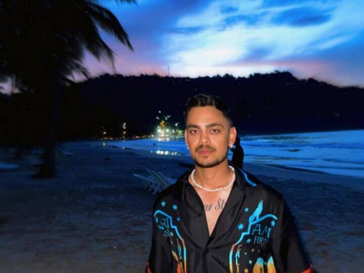 ईशान किशन भी सोशल मीडिया पर काफी एक्टिव रहते हैं. उन्होंने कुछ दिन पहले इंस्टाग्राम पर एक तस्वीर शेयर की थी. यह फोटो समुद्र के किनारे की है. ईशान की इस फोटो को 7 लाख से ज्यादा फैंस लाइक कर चुके हैं.