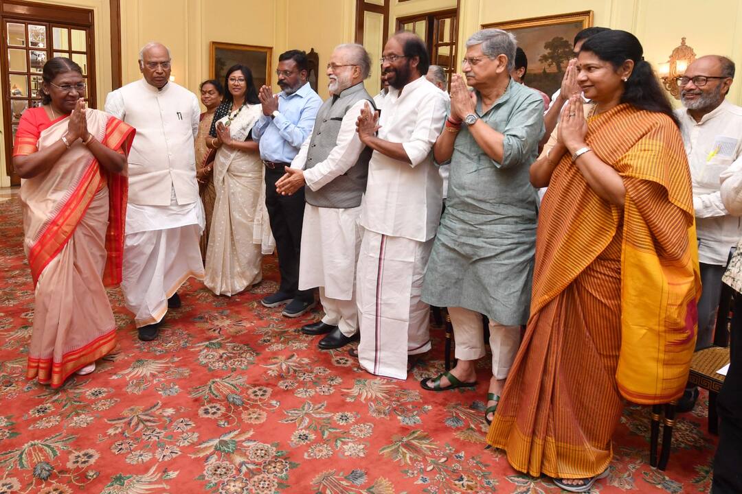 Manipur violence: INDIA alliance leaders PC after meeting President Murmu But Sharad Pawar Missing Manipur Violence: किसे तलाश रही थीं खरगे की आंखें? कौन था वो विपक्ष का बड़ा चेहरा जो राष्ट्रपति से मिला फिर प्रेस कॉन्फ्रेंस से गायब