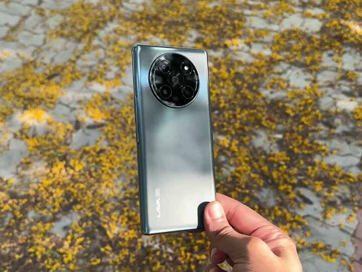 सबसे पहला स्मार्टफोन Lava Agni 2 5G है. 25 हजार के बजट में ये एक अच्छा स्मार्टफोन है. इसमें MediaTek Dimensity 7050 प्रोसेसर, 120hz के रिफ्रेश रेट को सपोर्ट करने वाली कर्व्ड डिस्प्ले, 4600 एमएएच की बैटरी 66 वॉट के फास्ट चार्जिंग के साथ, 50MP का प्राइमरी कैमरा और इन-डिस्प्ले फिंगरप्रिंट सेंसर मिलता है. मोबाइल फोन की कीमत 21,999 रुपये है.