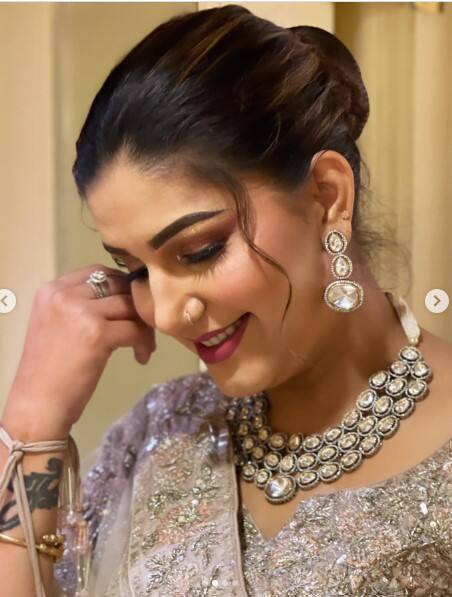 ਲੋਕਾਂ ਨੇ ਇਸ ਸ਼ੋਅ 'ਚ ਖਾਸ ਤੌਰ 'ਤੇ ਉਸ ਦੇ ਇੰਡਿਅਨ ਲੁੱਕ ਨੂੰ ਲੋਕਾਂ ਨੇ ਖੂਬ ਪਸੰਦ ਕੀਤਾ। ਅੱਜ ਇਸ ਲੇਖ ਵਿੱਚ ਅਸੀਂ ਇਸ ਬਾਰੇ ਗੱਲ ਕਰਾਂਗੇ ਕਿ ਕਿਵੇਂ ਸਪਨਾ ਚੌਧਰੀ ਨੇ ਗਰਭ ਅਵਸਥਾ ਤੋਂ ਬਾਅਦ ਭਾਰ ਘਟਾ ਕੇ ਆਪਣਾ ਬਦਲਾਅ ਕੀਤਾ।