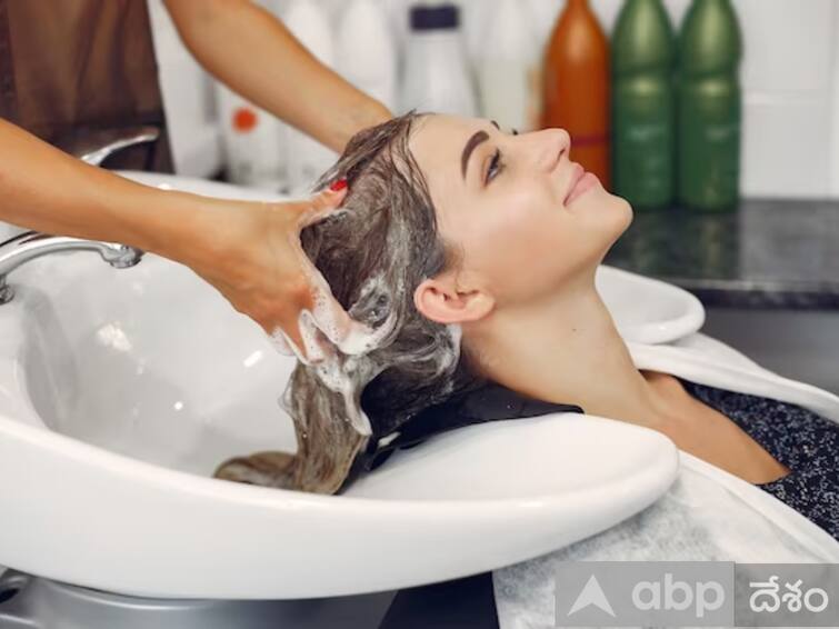 a woman's hair was blown away after applying oil due to carelessness of beauty parlour In Abids భార్యను మోడల్‌గా చూడాలనుకున్న భర్త- విక్రమార్కుడు సీన్‌ తలపించేలా చేసిన బ్యూటీపార్లర్ నిర్వాహకులు