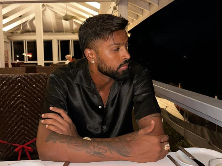 दरअसल हार्दिक पांड्या ने इंस्टाग्राम पर कुछ तस्वीरें शेयर की हैं. इसमें वे ईशान और गिल के साथ नजर आ रहे हैं. पांड्या साथी खिलाड़ियों के साथ डिनर पर गए थे. इन तस्वीरों को फैंस ने काफी पसंद किया है. पांड्या की इन तस्वीरों को 10 लाख से ज्यादा लोग लाइक कर चुके हैं.