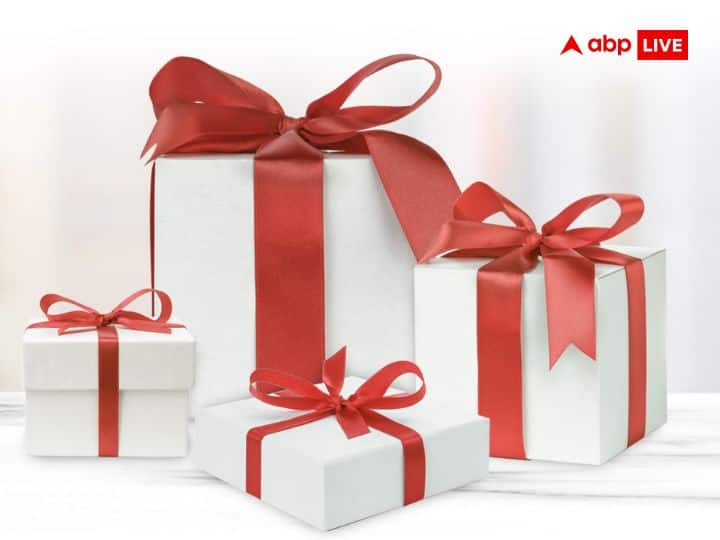 ऐसे में दोस्ती के इस खास दिन पर दोस्त को स्पेशल फील कराने के लिए तोहफा तो जरूर बनता है. उपहार देकर आप अपने दोस्त को स्पेशल फील कराने के साथ ही अपनी भावनाएं भी व्यक्त करते हैं.