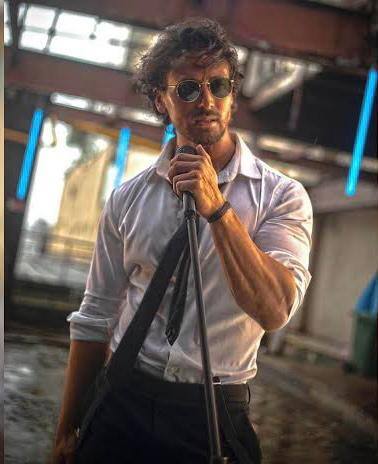 Tiger's chiseled body is something that has always marked his distinct presence on the screen. It's indeed his sheer dedication towards fitness that the superstar has achieved a kind of fitness that is in itself a symbol of his identity.