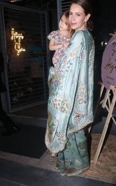 एक्स हसबैंड की बेटी की सगाई में ब्वॉयफ्रेंड और बेटी को लेकर पहुंचीं ये एक्ट्रेस, बैकलेस ब्लाउज है चर्चा में, देखें तस्वीरें