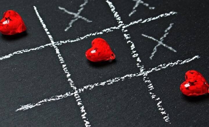 কিন্তু বার বার ধাক্কা খেলেও ভালবাসার উপর থেকে বিশ্বাস হারান না কিছু মানুষ। এক্ষেত্রে বিশেষ কিছু রাশির জাতকের কথা উল্লেখ্য।