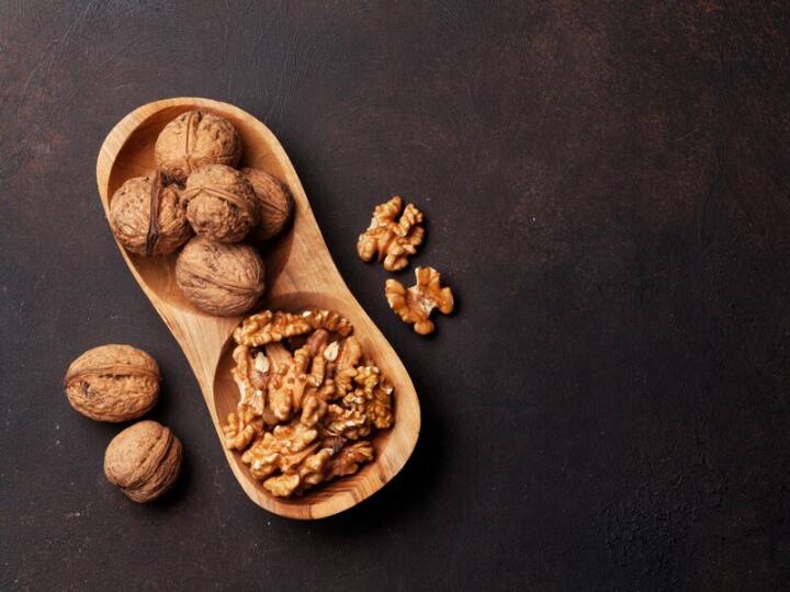 ऐसा माना जाता है कि वजन घटाने के प्रयास में जुटे लोग भी इसका सेवन बेझिझक कर सकते हैं. क्योंकि अखरोट वजन घटाने में मददगार है. हालांकि आपको वेट लॉस के लिए इसका सेवन करने से पहले यह जरूर जान लेना चाहिए कि अखरोट को खाने का सही तरीका क्या है.