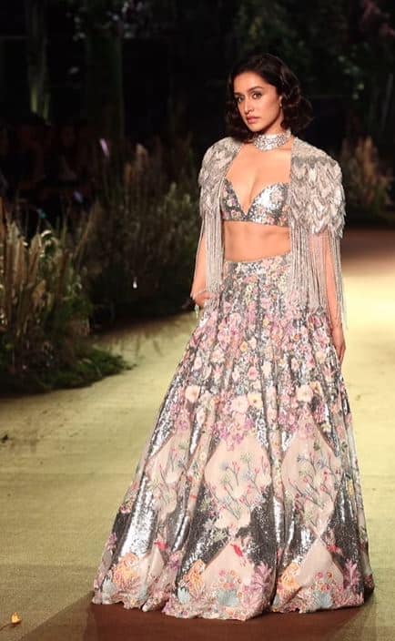 She accessorised her look with silver neck choker from the house of Raniwala 1881.