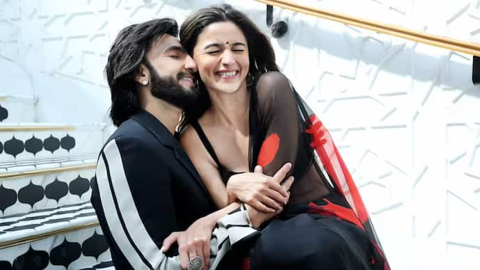 Ranveer Singh, Alia Bhatt Surprise Fans At Rocky Aur Rani Screening Video Goes Viral News Marathi Viral Video : 