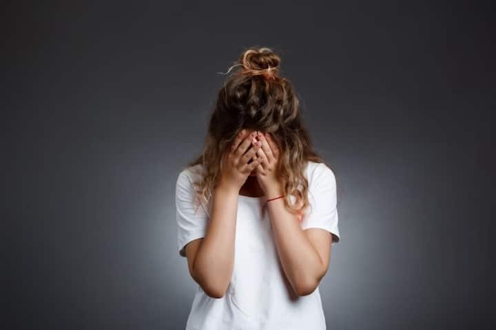 रोना हमारी आंखों के स्वास्थ्य के लिए अच्छा है, यह आंखों को धूल और मलबे से बचाकर साफ और स्वस्थ रखता है.रोने से हमें बेहतर महसूस होता है, यह हमें नकारात्मक भावनाओं से निपटने में मदद करता है और हमें अधिक मजबूत बना सकता है.रोना हमारे स्वास्थ्य के लिए अच्छा है, इससे हमारे शरीर में मौजूद बुरी चीजें बाहर निकल जाती हैं और हमें स्वस्थ रहने में मदद मिलती है.