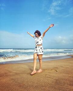 బీచ్ ఒడ్డున చిల్ అవుతోన్న హంసా నందిని