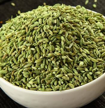 ਭਾਰ ਘਟਾਉਣ ਲਈ ਸੌਂਫ ਦੀ ਵਰਤੋਂ ਲੰਬੇ ਸਮੇਂ ਤੋਂ ਕੀਤੀ ਜਾਂਦੀ ਹੈ। ਸੌਂਫ ਵਿੱਚ ਫਾਈਬਰ ਭਰਪੂਰ ਮਾਤਰਾ ਵਿੱਚ ਹੁੰਦਾ ਹੈ ਅਤੇ ਇਸ ਲਈ ਇਹ ਭਾਰ ਘਟਾਉਣ ਵਿੱਚ ਲਾਭਦਾਇਕ ਹੈ। ਆਪਣੀ ਖੁਰਾਕ ਵਿੱਚ ਸੌਂਫ ਦੀ ਵਰਤੋਂ ਕਰਨ ਨਾਲ ਲੰਬੇ ਸਮੇਂ ਤੱਕ ਭੁੱਖ ਨਹੀਂ ਲੱਗਦੀ। ਸੌਂਫ ਨਾਲ ਮੈਟਾਬੋਲਿਜ਼ਮ ਵਧਦਾ ਹੈ, ਨਾਲ ਹੀ ਕੈਲੋਰੀ ਵੀ ਤੇਜ਼ੀ ਨਾਲ ਬਰਨ ਹੁੰਦੀ ਹੈ। ਨਾਲ ਹੀ ਇਸ ਦਾ ਸਹੀ ਮਾਤਰਾ 'ਚ ਸੇਵਨ ਜ਼ਿਆਦਾ ਭਾਰ ਘਟਾਉਣ 'ਚ ਮਦਦ ਕਰਦਾ ਹੈ।