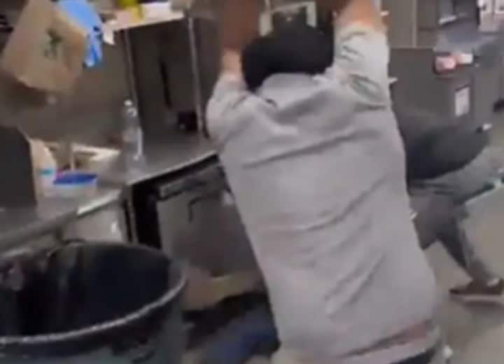 shopkeeper beat robber who came to rob store in Us watch viral video Watch: स्टोर लूटने आए बदमाश की दुकानदार ने की पिटाई, सोशल मीडिया पर वीडियो वायरल
