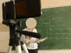 कोल्हापूर जिल्ह्यात गुरुजींना वर्गामध्ये मोबाईल वापरण्यास बंदी; माध्यमिक शिक्षण विभागाच्या निर्णयाचे सर्वच स्तरातून स्वागत