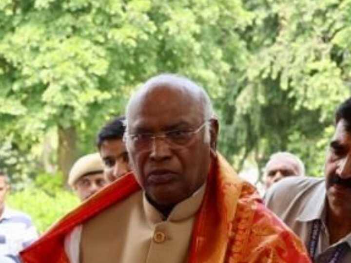 खरगे ने लिखा कि हम कांग्रेस पार्टी में तेलंगाना के कई प्रमुख नेताओं का स्वागत करते हैं. तेलंगाना में राजनीतिक माहौल हमारे पक्ष में है और राज्य के लोग समग्र प्रगति और समृद्धि के लिए कांग्रेस सरकार चाहते हैं.