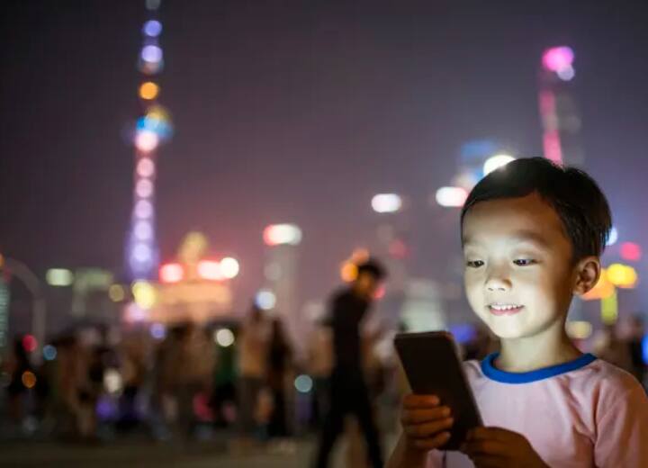 China looks to set two hour daily limit of smartphone for children because Smartphone Addiction China On Smartphone Addiction: उम्र 18 से कम तो मिलेंगे सिर्फ दो घंटे... स्मार्टफोन यूज पर चीन लगाने जा रहा बैन