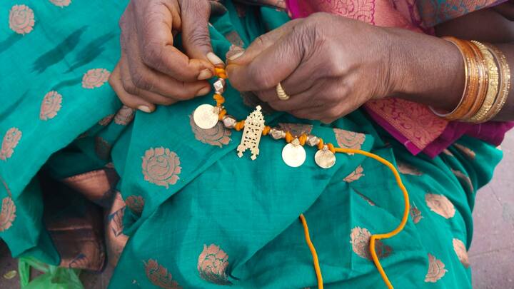 மேலும் பெண்கள் தங்களுக்குள் மஞ்சள் கயிறுகளை மாறி மாறி கட்டி கொண்டனர்.