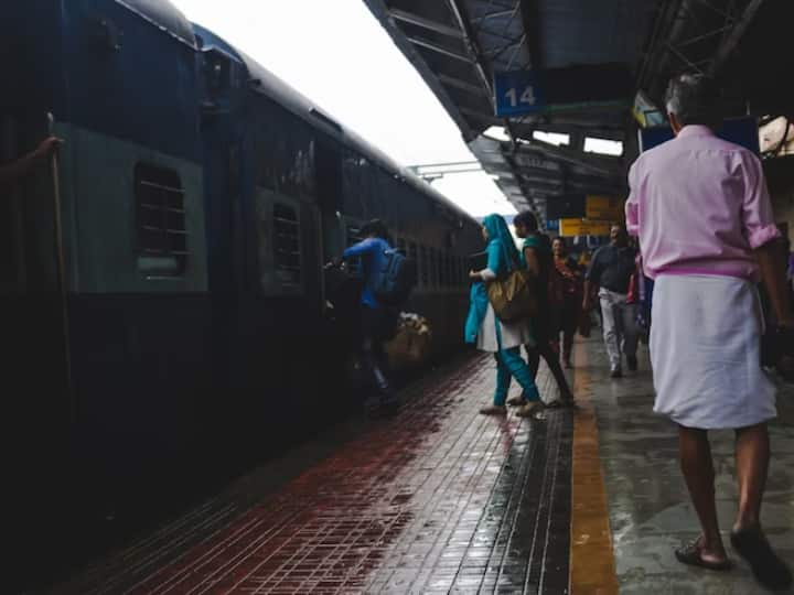 Indian Railways Rule Fine may have to be paid on platform even after taking train ticket Indian Railways: ट्रेन टिकट लेने के बाद भी प्‍लेटफॉर्म पर भरना पड़ सकता है जुर्माना, नहीं जानते होंगे रेलवे का ये न‍ियम! 