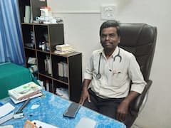 Heartwarming : நெகிழ்ச்சி... பாடம் சொல்லிக்கொடுத்த பள்ளி ஆசிரியரை மருத்துவமனை இருக்கையில் அமரவைத்து அழகுபார்த்த மருத்துவர்!