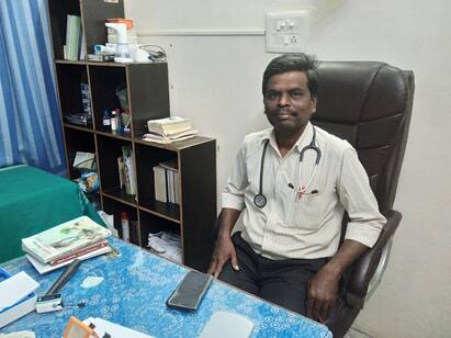 Madurai doctors honours school teacher by making his wear stethoscope Heartwarming : நெகிழ்ச்சி... பாடம் சொல்லிக்கொடுத்த பள்ளி ஆசிரியரை மருத்துவமனை இருக்கையில் அமரவைத்து அழகுபார்த்த மருத்துவர்!