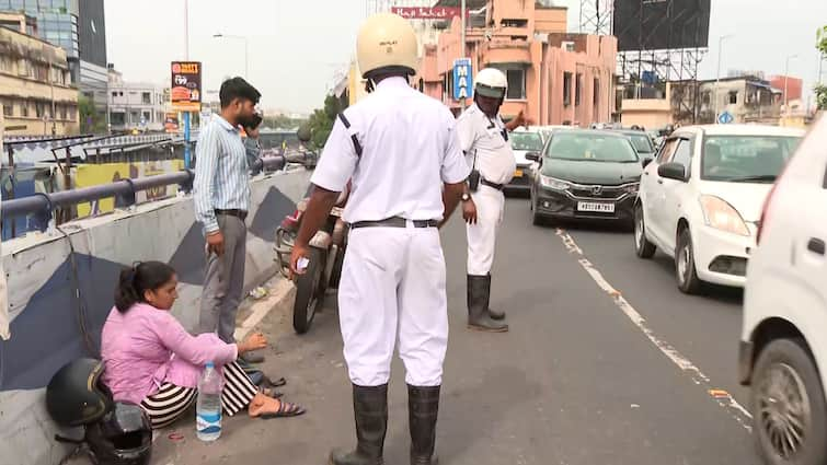 Motorbike Accident On Maa Flyover Injuring 2 Bikers Maa Flyover:ফের দুর্ঘটনা মা ফ্লাইওভারে, বেপরোয়া গাড়ির ধাক্কায় জখম ২ বাইক আরোহী