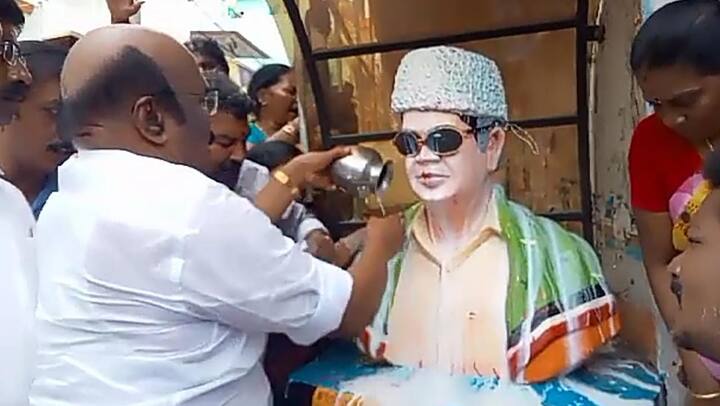 AIADMK leader then performed 'Paal Abhisekam' to MGR statue (Credit: ABP Nadu)