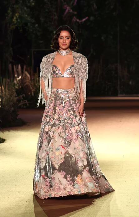 The actor sported her shoulder-length hair open in wavy curls.