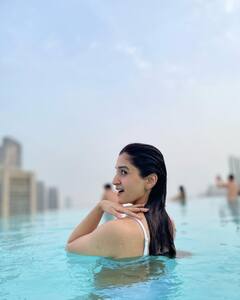 Anupamaની સંસ્કારી વહુ કિંજલે પૂલમાં આપ્યા સિઝલિંગ પોઝ, જુઓ બોલ્ડ તસવીરો