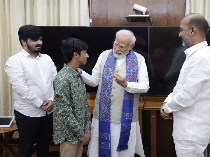 Bandi Sanjay Meets PM Modi With Family Members after resigning as BJP state president Bandi Sanjay: ఫ్యామిలీతో ప్రధాని మోదీని కలిసిన బండి సంజయ్, ఇది లైఫ్ టైమ్ గిఫ్ట్ అంటూ ట్వీట్