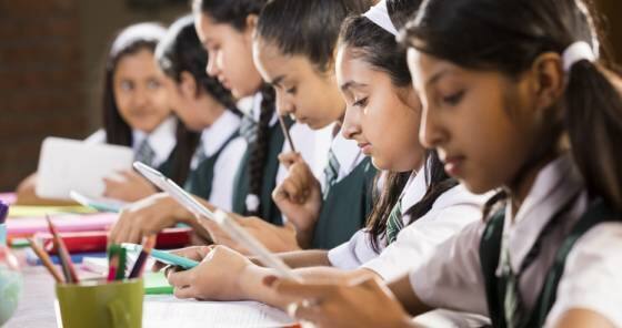 Ban on mobile usage in Ahmedabad schools, teachers and students to be imposed Ahemdabad News: અમદાવાદની સ્કૂલ માટે લેવાયો આ મહત્વનો નિર્ણય, વિદ્યાર્થી-શિક્ષકો બંને કરવો પડશે અમલ