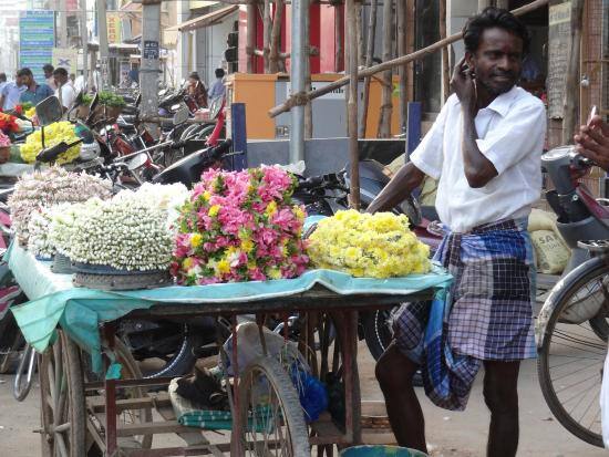 ஆடிப் பெருக்கு விழாவை ஒட்டி தஞ்சையில் உச்சத்தை தொட்ட பூக்களின் விலை