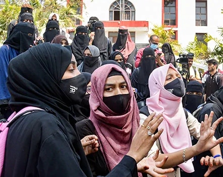 புர்கா, ஹிஜாப் அணிந்து வர தடை.. மாணவிகளை அவதிக்கு உள்ளாக்கும் பள்ளி நிர்வாகம்.. மும்பையில் பெரும் பரபரப்பு..