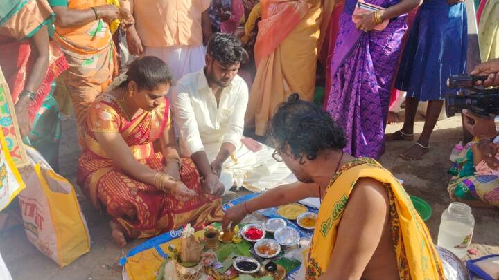 பெண்கள் தங்கள் வீடுகளுக்கு அருகில் உள்ள ஆறுகளுக்கு சென்று பழங்கள் மற்றும் அரிசி உள்ளிட்டவைகளை வைத்து வணங்கி வழிபாடு நடத்தி தங்கள் கை மற்றும் கழுத்தில் மஞ்சள் கயிறு கட்டி மகிழ்வர்.