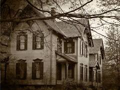 Viral News: ਭੂਤਾਂ ਨਾਲ ਰਹਿੰਦਾ ਹੈ ਕਪਲ, ਕਦੇ ਸੋਫੇ 'ਤੇ ਹੁੰਦਾ ਹੈ ਨਾਲ, ਕਦੇ ਨਾਲ ਸੌਂ ਜਾਂਦੀਆਂ ਆਤਮਾਵਾਂ!