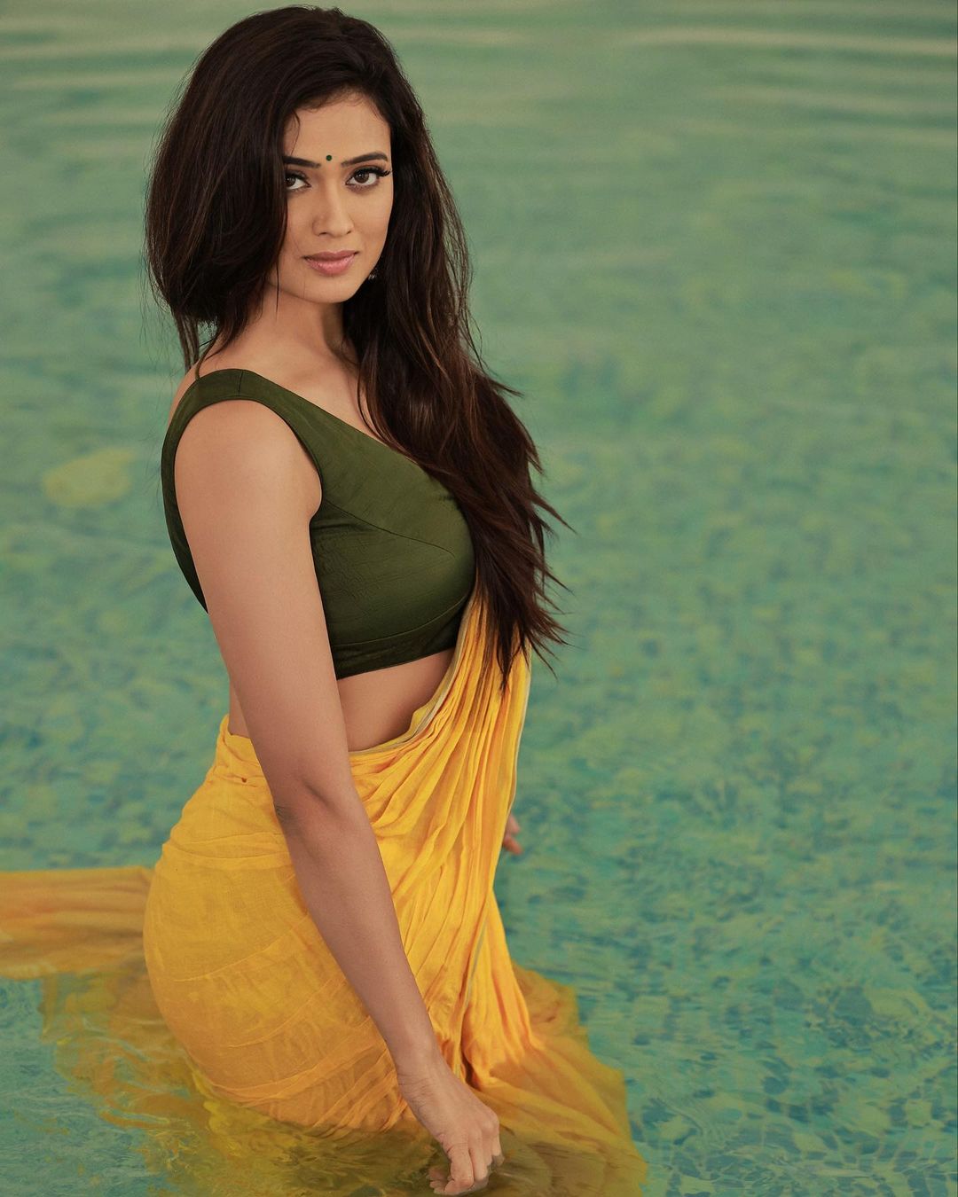 Shweta Tiwari Raises Temperature With A Simple Look; A Yellow Cotton Saree