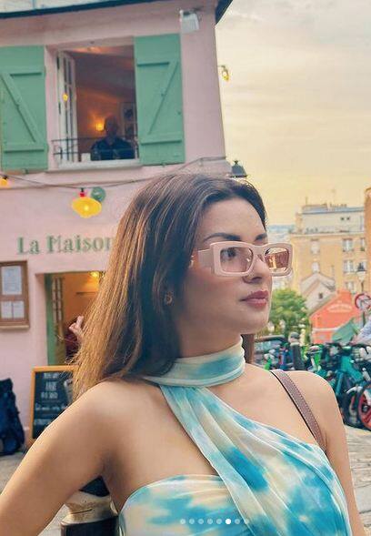 ਇਨ੍ਹਾਂ ਤਸਵੀਰਾਂ 'ਚ ਅਵਨੀਤ ਕੌਰ ਨੇ ਨੀਲੇ ਅਤੇ ਚਿੱਟੇ ਰੰਗ ਦੇ ਫਲੋਰਲ ਪ੍ਰਿੰਟ ਦੀ ਸ਼ਾਰਟ ਡਰੈੱਸ ਪਾਈ ਹੋਈ ਹੈ।