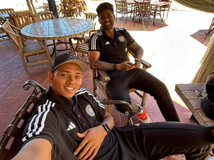 गौरतलब है कि टीम इंडिया ने टी20 सीरीज के लिए यशस्वी जायसवाल और सूर्यकुमार यादव को भी मौका दिया है. ये यशस्वी टेस्ट सीरीज में खेल चुके हैं. इसमें उन्होंने अच्छा प्रदर्शन किया था. वहीं सूर्यकुमार यादव वनडे सीरीज का हिस्सा थे. हालांकि वे कुछ खास नहीं कर पाए. इन दोनों को पहले टी20 की प्लेइंग इलेवन में भी जगह मिल सकती है.