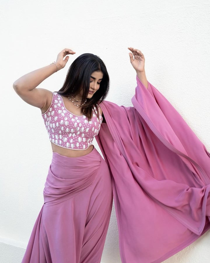 తెలుగమ్మాయి డింపుల్ హయతి గ్లామరస్ ఫోటోలు ఇన్ స్టాలో పోస్టు చేసింది.