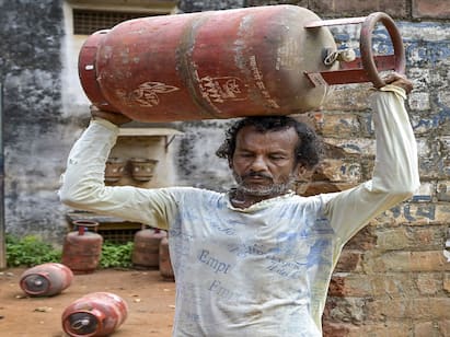 New Gas Connection: જો તમારે નવા ગેસ કનેક્શનની જરૂર હોય તો તે ખૂબ જ સરળ પ્રક્રિયા છે. આ માટે તમારે ડીલરની ઓફિસમાં જઈને અરજી આપવી પડશે.