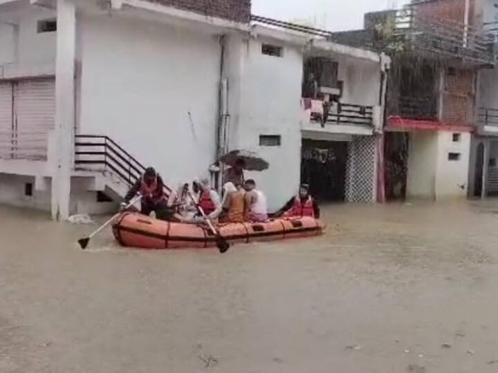 मध्य प्रदेश के 6 जिलों के लिए मौसम विभाग ने बारिश का रेड अलर्ट जारी किया है, जबकि 32 अन्य जिलों में भी भारी बारिश की संभावना जताई है. हालांकि पहले ही यहां बारिश से हाल बेहाल है.